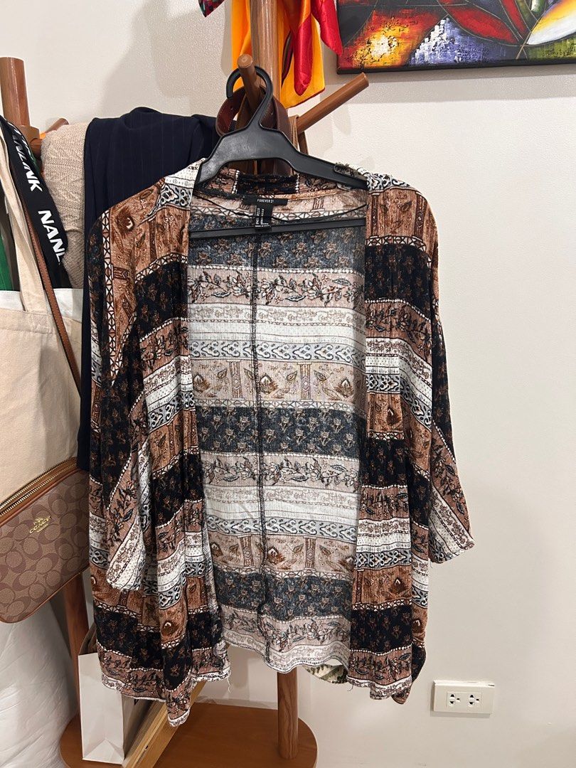 Boho aztec cover up/kimono (Category: Others Tops) located in Masbate. Submitted by ohsosunshine (Listing ID 1362945714, Image 1). Description: Size m but fits till large Perfect beach cover up Really nice details.