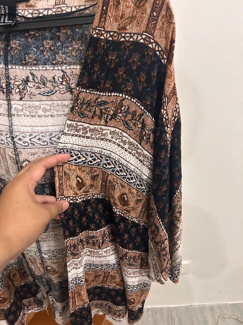 Boho aztec cover up/kimono (Category: Others Tops) located in Masbate. Submitted by ohsosunshine (Listing ID 1362945714, Image 2). Description: Size m but fits till large Perfect beach cover up Really nice details.