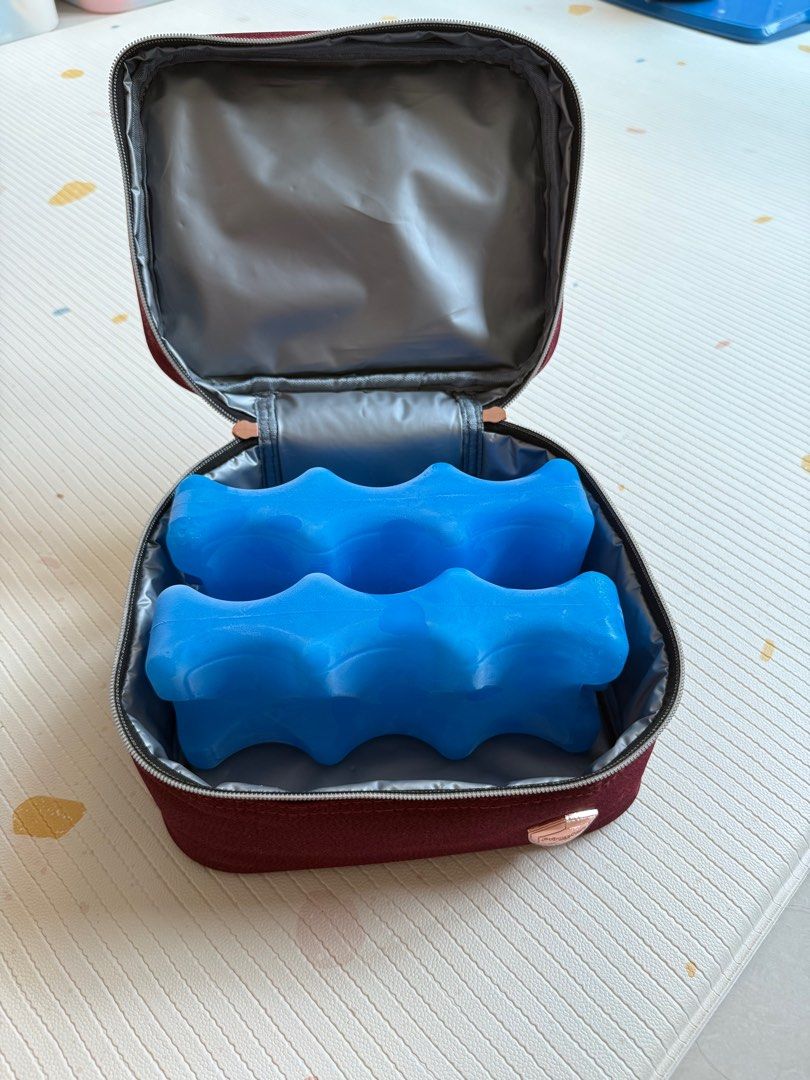 Breastmilk cooler bag (Category: Announcements) located in Singapore. Submitted by audrey95 (Listing ID 1362862115, Image 1). Description: Lightly used- comes with two ice blocks which are very useful to store pumped milk on the go. :) Selling as I stopped breastfeeding..