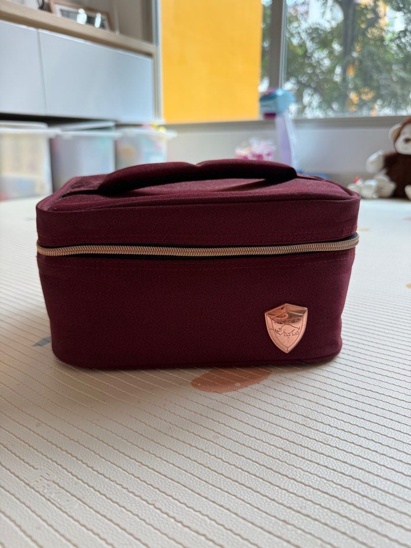Breastmilk cooler bag (Category: Announcements) located in Singapore. Submitted by audrey95 (Listing ID 1362862115, Image 2). Description: Lightly used- comes with two ice blocks which are very useful to store pumped milk on the go. :) Selling as I stopped breastfeeding..