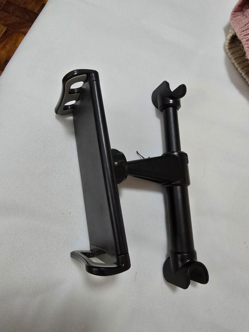 Cellphone car holder (Category: Mounts & Holders) located in Valenzuela. Submitted by mluck (Listing ID 1362846156, Image 1). Description: .