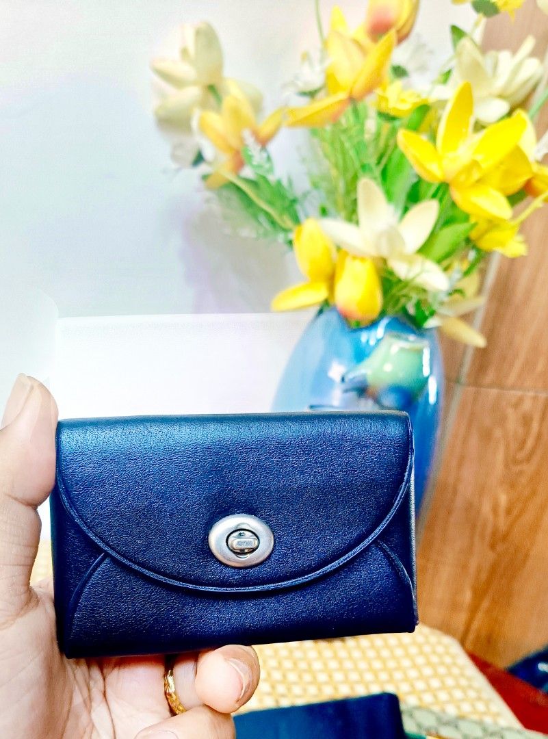 Coach 1941 Turn Lock Card Case (Category: Purses & Pouches) located in La Trinidad. Submitted by xef06 (Listing ID 1362859018, Image 2). Description: mabago pa very nicde in actual.