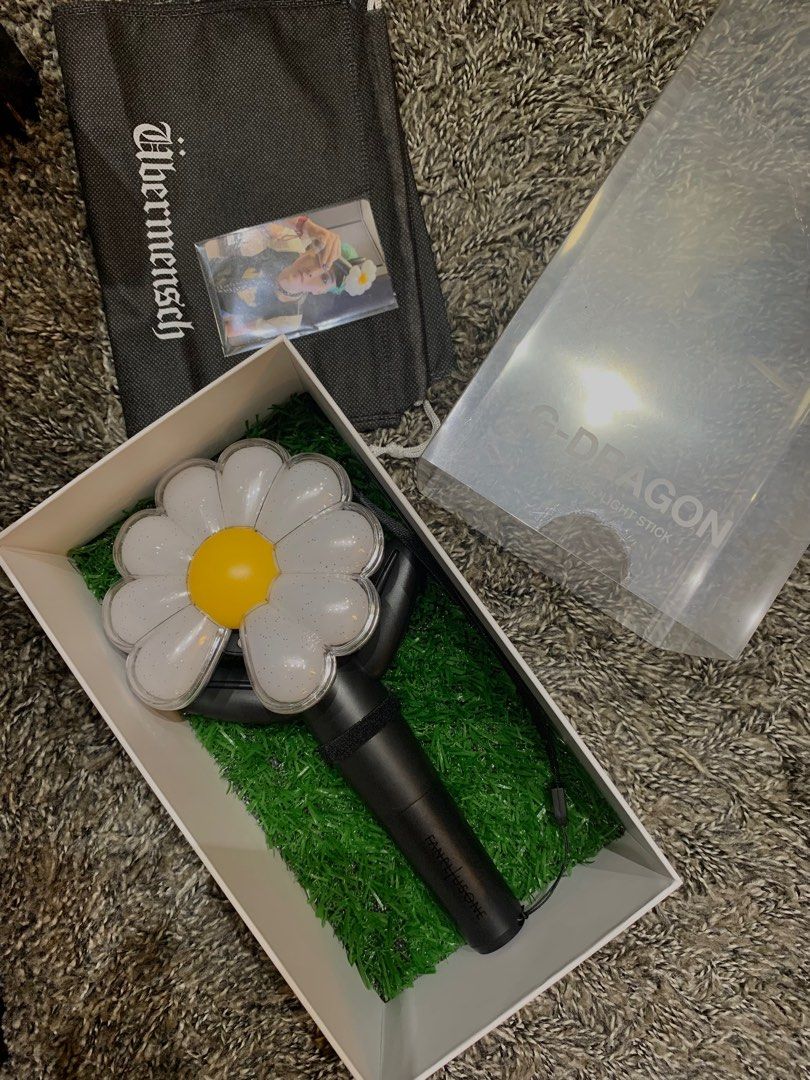 G-Dragon Lightstick Daisy Bong (Category: K-Wave Merchandise) located in Caloocan City. Submitted by hellodeco (Listing ID 1362973933, Image 1). Description: G-Dragon Lightstick Daisy Bong Pasabuy from SoKor! Just got it and opened. The lights are so prettyyyy 🥹 can’t upload the video here since the file is big. Price is final and firm. .