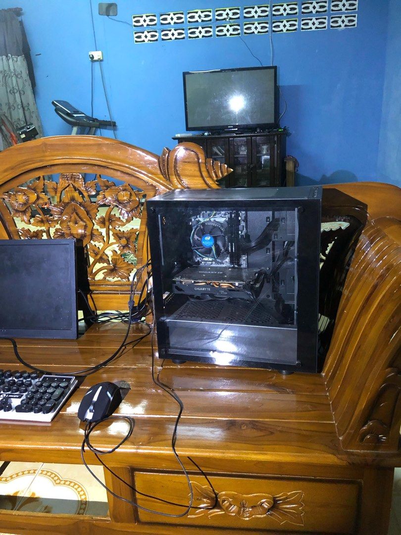 Gpu (Category: Desktops) located in Kuala Lumpur. Submitted by heryyyyyyy_ (Listing ID 1362938827, Image 3). Description: Pc gaming untuk dijual fullset kecuali monitor Spec Intel i3 7100 Rx580 8gb rgb light H110m 8gb ram kingston (4+4) 2400mhz 1tb hdd Case tecware + 4 fan Harga nego nipis setuju baru pm Cod sahaja.