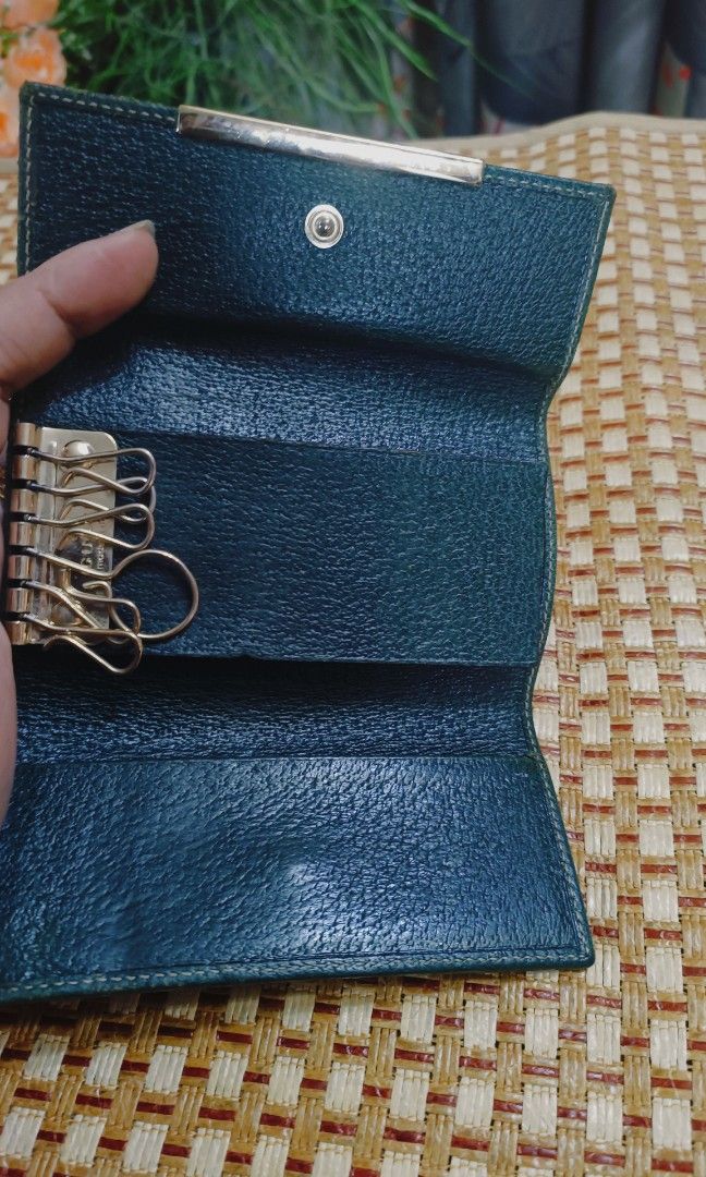 Gucci Vintage Key Holder (Category: Luxury Bags & Wallets) located in La Trinidad. Submitted by xef06 (Listing ID 1362964359, Image 2). Description: very nice.