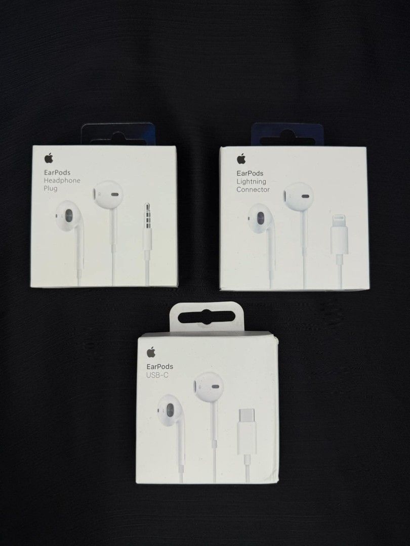 iPhone Earphones 🎧 (Category: Earphones) located in Manila. Submitted by nhh_accessories (Listing ID 1362938907, Image 1). Description: JACK TYPE - 650 TYPE C - 950 LIGHTNING - 950.