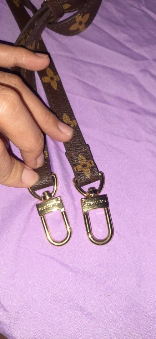 Lv envelope type (Category: Luxury Bags & Wallets) located in Bacoor. Submitted by pjp26 (Listing ID 1362981060, Image 2). Description: pm more details.
