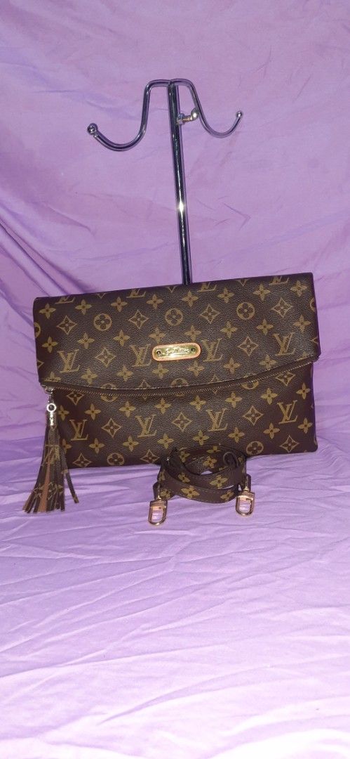 Lv envelope type (Category: Luxury Bags & Wallets) located in Bacoor. Submitted by pjp26 (Listing ID 1362981060, Image 1). Description: pm more details.