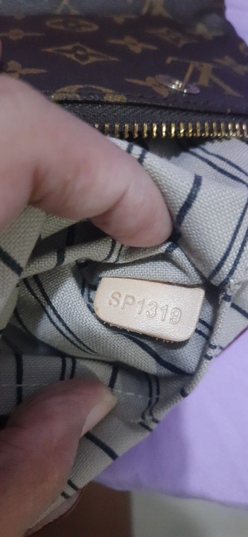 Lv envelope type (Category: Luxury Bags & Wallets) located in Bacoor. Submitted by pjp26 (Listing ID 1362981060, Image 3). Description: pm more details.