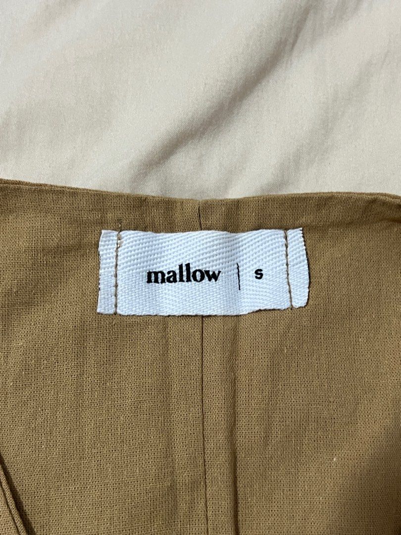 Mallow Linen Vest Crop Top (Category: Blouses) located in Makati City. Submitted by lovecountdown (Listing ID 1362892126, Image 3). Description: - size xs - cropped style, perfect for petites 📍makati 📦 same day delivery (grab/lalamove) or via LBC .