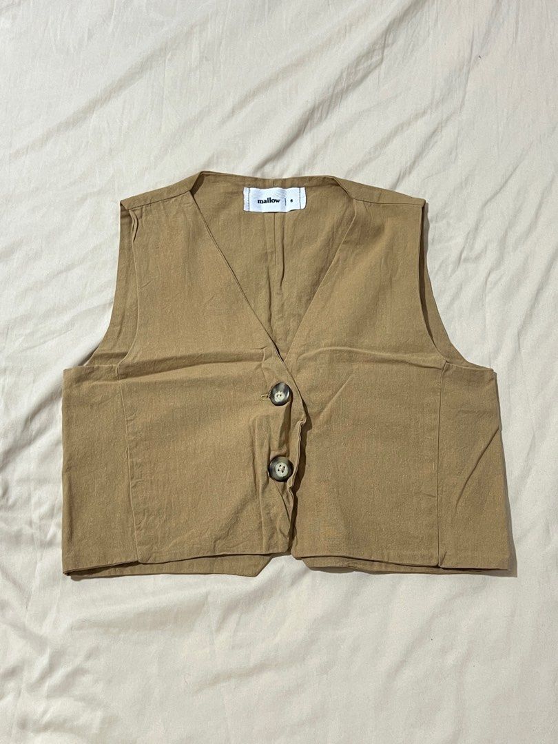Mallow Linen Vest Crop Top (Category: Blouses) located in Makati City. Submitted by lovecountdown (Listing ID 1362892126, Image 1). Description: - size xs - cropped style, perfect for petites 📍makati 📦 same day delivery (grab/lalamove) or via LBC .
