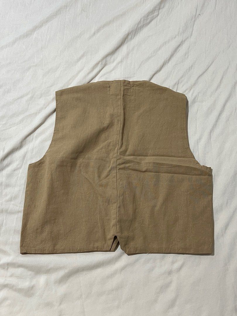 Mallow Linen Vest Crop Top (Category: Blouses) located in Makati City. Submitted by lovecountdown (Listing ID 1362892126, Image 2). Description: - size xs - cropped style, perfect for petites 📍makati 📦 same day delivery (grab/lalamove) or via LBC .