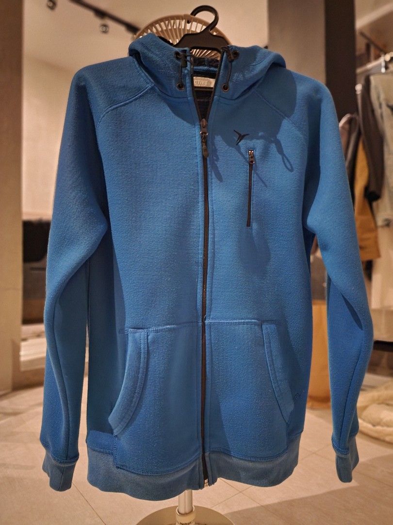 Old Navy Active Hoodie Sweater (Category: Activewear) located in Makati City. Submitted by ejsgmd (Listing ID 1362921368, Image 1). Description: SF c/o buyer (only available for pick up around Metro Manila).