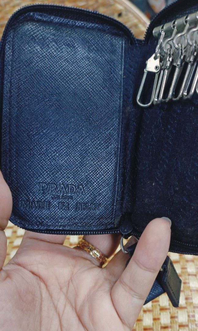 Prada Key Holder (Category: Luxury Bags & Wallets) located in La Trinidad. Submitted by xef06 (Listing ID 1362961316, Image 3). Description: very nice.