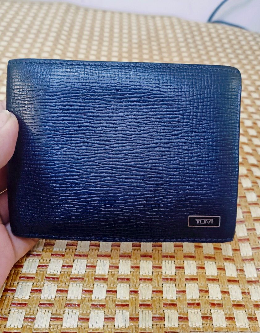 Tumi Global Leather (Category: Wallets & Card Holders) located in La Trinidad. Submitted by xef06 (Listing ID 1362894902, Image 1). Description: leather.