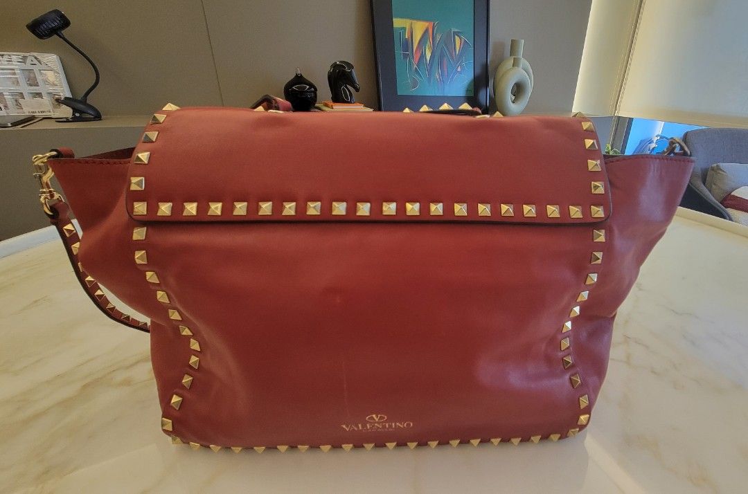 Valentino Rockstud Single Handle Flap Tote Bag Red (Category: Luxury Bags & Wallets) located in San Juan City. Submitted by closetzoneph (Listing ID 1362887523, Image 3). Description: Preloved Valentino Rockstud Single Handle Flap Tote Bag Red P40,000 Valentino Women Ladies Female Gucci Prada Leather LV Louis Vuitton Second Hand Dior Hermes Shoulder Gold.