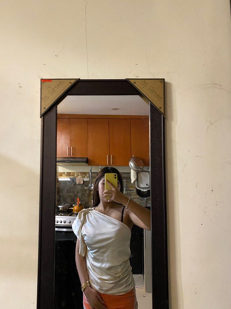 White expensive top silk (Category: Others Tops) located in Manila. Submitted by cheskaaa111 (Listing ID 1362916876, Image 3). Description: price negotiable xs kasya sa small dna sa med very sexy sya na top expensive tignan good for office H&M din sya.