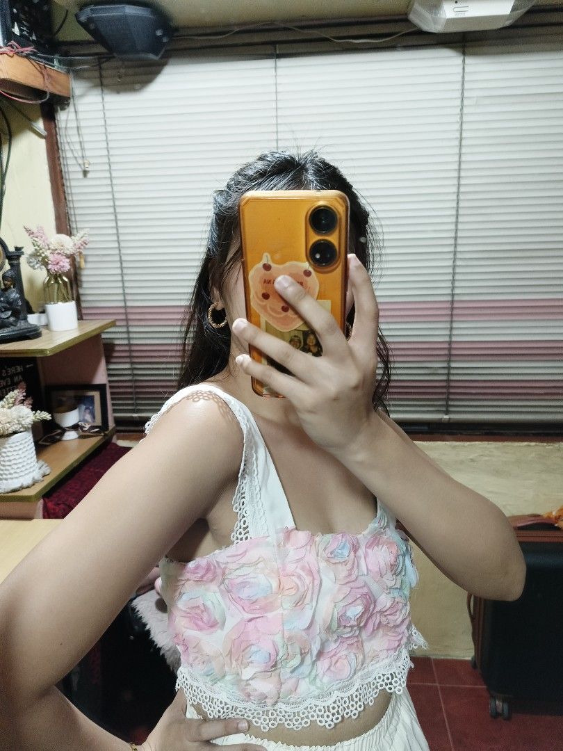 Z4ra Floral Top (Category: Others Tops) located in Quezon City. Submitted by declutterwithmeeeeeeeeeee (Listing ID 1362927980, Image 2). Description: .