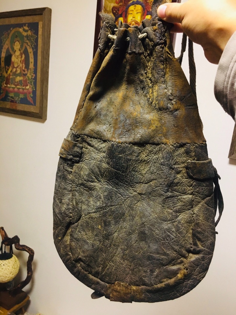 藏傳老皮包 皮袋 高:42cm 最寬:26cm 年份大，老皮子質量好，造型時尚，原生態，回去簡單打, 汽車配件, 其他 - Carousell