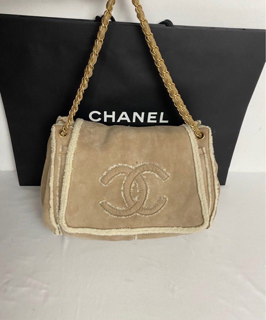 Authentic chanel chain shearing mustang flap bag (Category: Luxury Bags & Wallets) located in Quezon City. Submitted by jhaediah (Listing ID 1363142258, Image 1). Description: chanel chain shearing mustang flap bag beige color size 35×23×14 loc : korea free pabitbit .