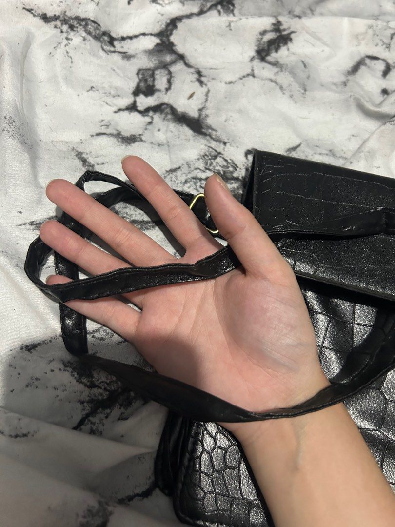 Bag (Category: Cross-body Bags) located in Marikina City. Submitted by jenzitems (Listing ID 1363028124, Image 3). Description: .