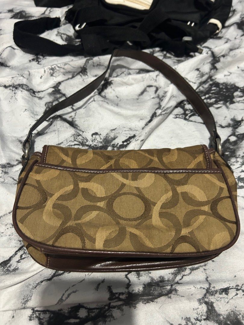 Brown Kili Bag (Category: Purses & Pouches) located in Marikina City. Submitted by jenzitems (Listing ID 1363027087, Image 3). Description: Needs cleaning, otherwise in good condition.