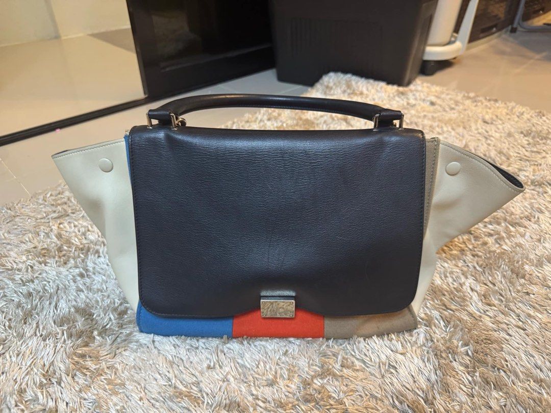 Celine trapeze (Category: Luxury Bags & Wallets) located in Manila. Submitted by fun2bewith22527 (Listing ID 1363041580, Image 1). Description: .