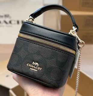 (Category: ) located in . Submitted by fashion.shoppp (Listing ID 1363068054, Image 1). Description: .