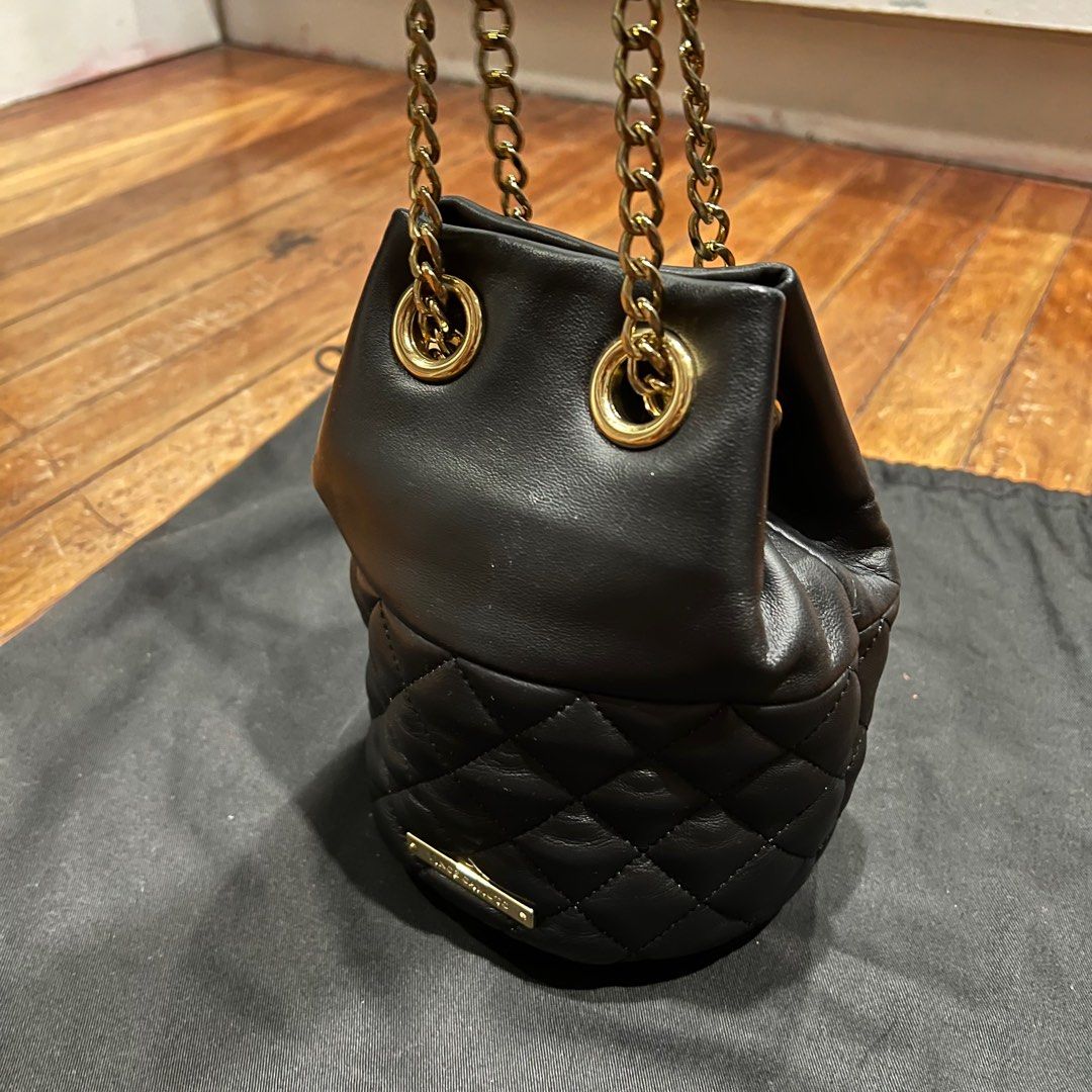 Crossbody Bag (Category: Luxury Bags & Wallets) located in Mandaluyong City. Submitted by mtotc (Listing ID 1363046899, Image 1). Description: Vince Camino Crossbody Bag/Shoulder Bag - Can be used both ways - Authentic, Gifted to me last 2022 - Used but still in good condition .