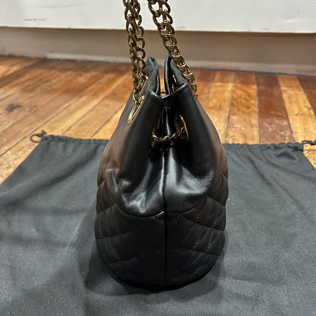 Crossbody Bag (Category: Luxury Bags & Wallets) located in Mandaluyong City. Submitted by mtotc (Listing ID 1363046899, Image 2). Description: Vince Camino Crossbody Bag/Shoulder Bag - Can be used both ways - Authentic, Gifted to me last 2022 - Used but still in good condition .
