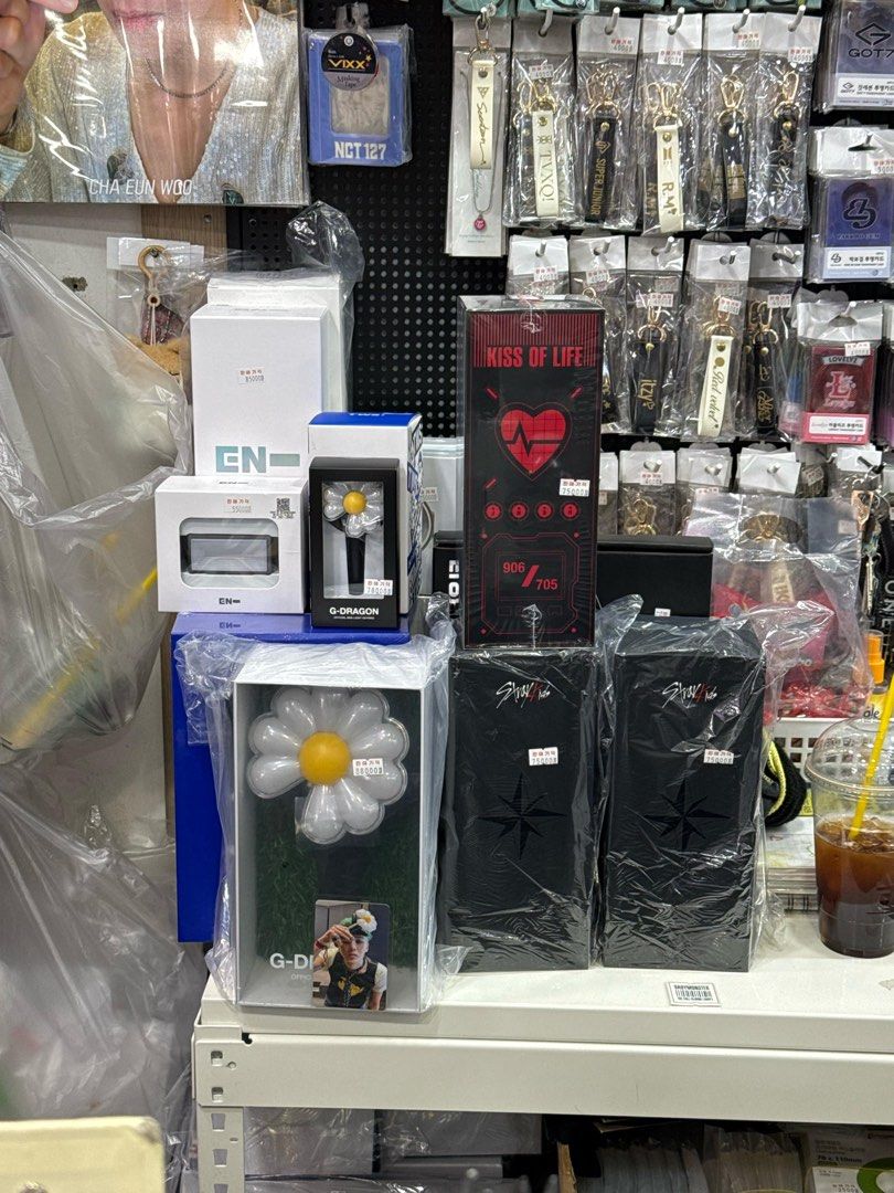 G-Dragon Lightstick Daisy Bong (Category: K-Wave Merchandise) located in Caloocan City. Submitted by hellodeco (Listing ID 1362973933, Image 3). Description: G-Dragon Lightstick Daisy Bong Pasabuy from SoKor! Just got it and opened. The lights are so prettyyyy 🥹 can’t upload the video here since the file is big. Price is final and firm. .