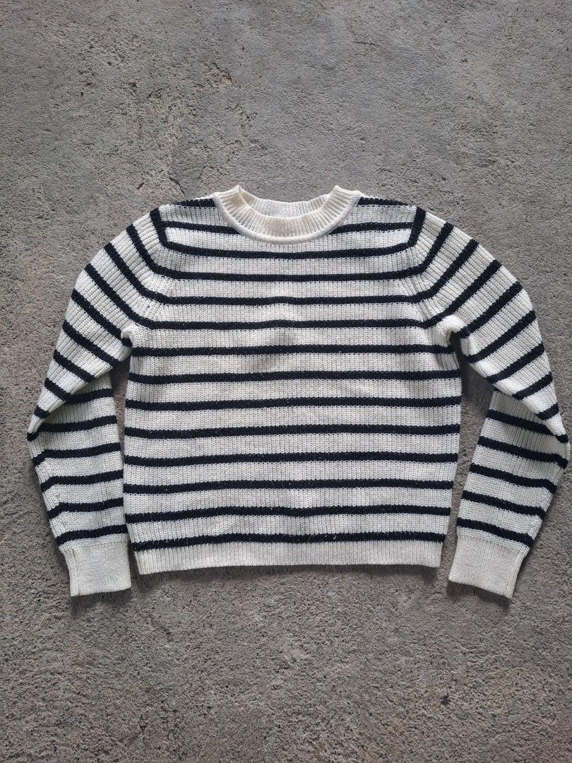 GU Black and White Striped Longsleeve (Category: Longsleeves) located in Cabanatuan. Submitted by jaipscl (Listing ID 1363171561, Image 1). Description: Mahimulmol but can be removed by hand Measurements are already in the posted picture. Payment methods are Maya and Gcash.