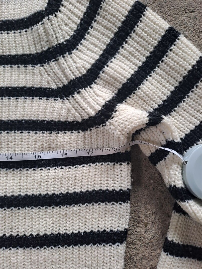 GU Black and White Striped Longsleeve (Category: Longsleeves) located in Cabanatuan. Submitted by jaipscl (Listing ID 1363171561, Image 2). Description: Mahimulmol but can be removed by hand Measurements are already in the posted picture. Payment methods are Maya and Gcash.