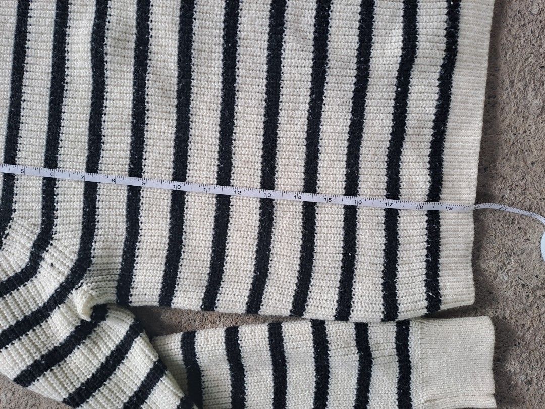 GU Black and White Striped Longsleeve (Category: Longsleeves) located in Cabanatuan. Submitted by jaipscl (Listing ID 1363171561, Image 3). Description: Mahimulmol but can be removed by hand Measurements are already in the posted picture. Payment methods are Maya and Gcash.