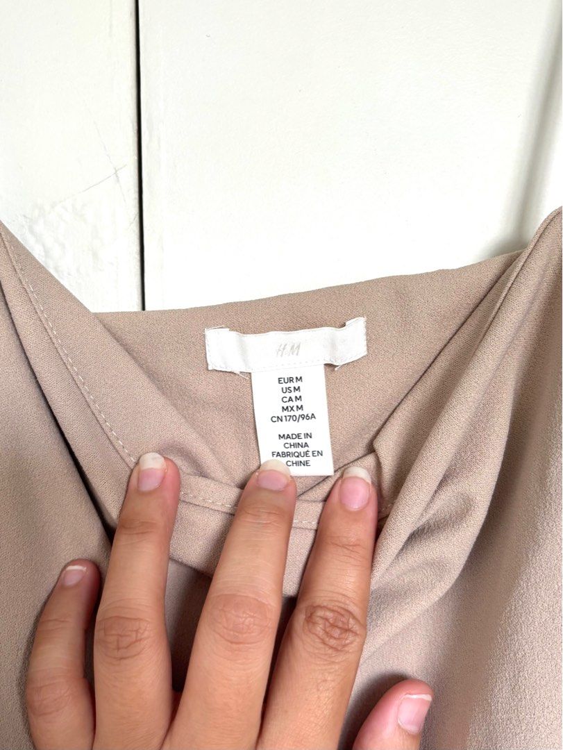 H&M short dress with slit (Category: Dresses) located in Antipolo. Submitted by maureen_dc (Listing ID 1363004740, Image 3). Description: Used once only Very nice quality Best fits L cos I bought this from the US so US sizing. Can send ww photo .