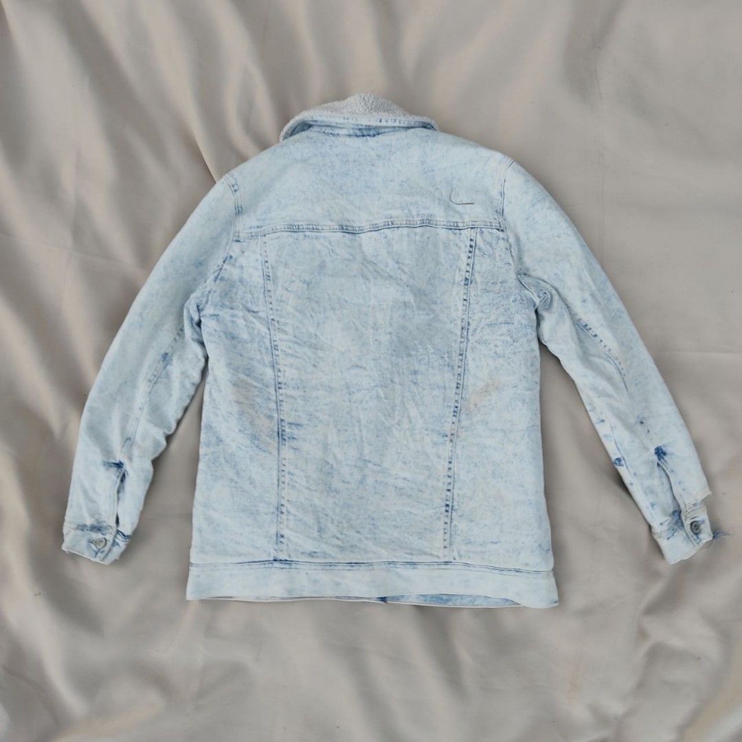 Hollister Sherpa Denim Jacket Medium (Category: Coats, Jackets and Outerwear) located in Pagsanjan. Submitted by treasure.thriftph999 (Listing ID 1363061225, Image 2). Description: Hollister Sherpa Denim Jacket Medium on tag 20/28 issue sign of usage nasa pic na 850+SF Nego.
