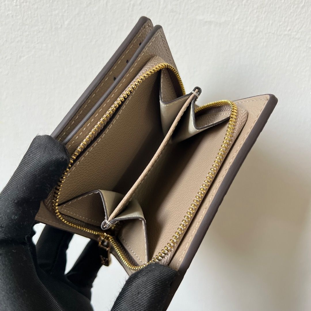 LV Clea Empriente Wallet (Category: Luxury Bags & Wallets) located in Antipolo. Submitted by mjlenihcpreloved (Listing ID 1363070612, Image 3). Description: .