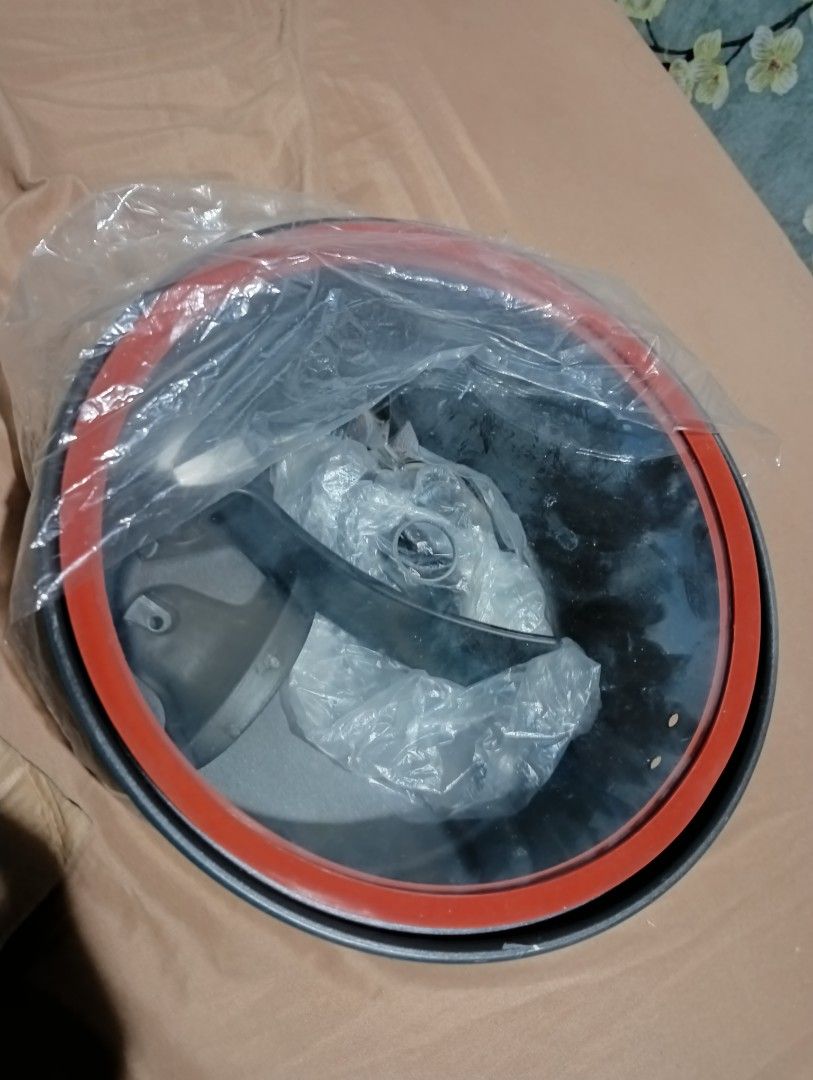 Micro pressure cooker (Category: Other Kitchenware & Tableware) located in Manila. Submitted by lulujoi (Listing ID 1363087824, Image 3). Description: brand-new never been used 22 cm non stick issue is nawawala ang turnilyo ng takip yung kulay red sa ibabaw pwede nyo naman bilhan and pwede din kayo gumagamit ng ibang takip sa bahay AS IS WER IS 9 INCHES YUNG LID.