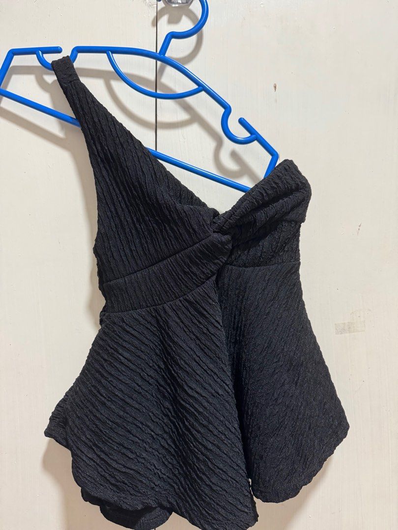 one shoulder black top (Category: Others Tops) located in Muntinlupa City. Submitted by phrque (Listing ID 1363104632, Image 1). Description: .