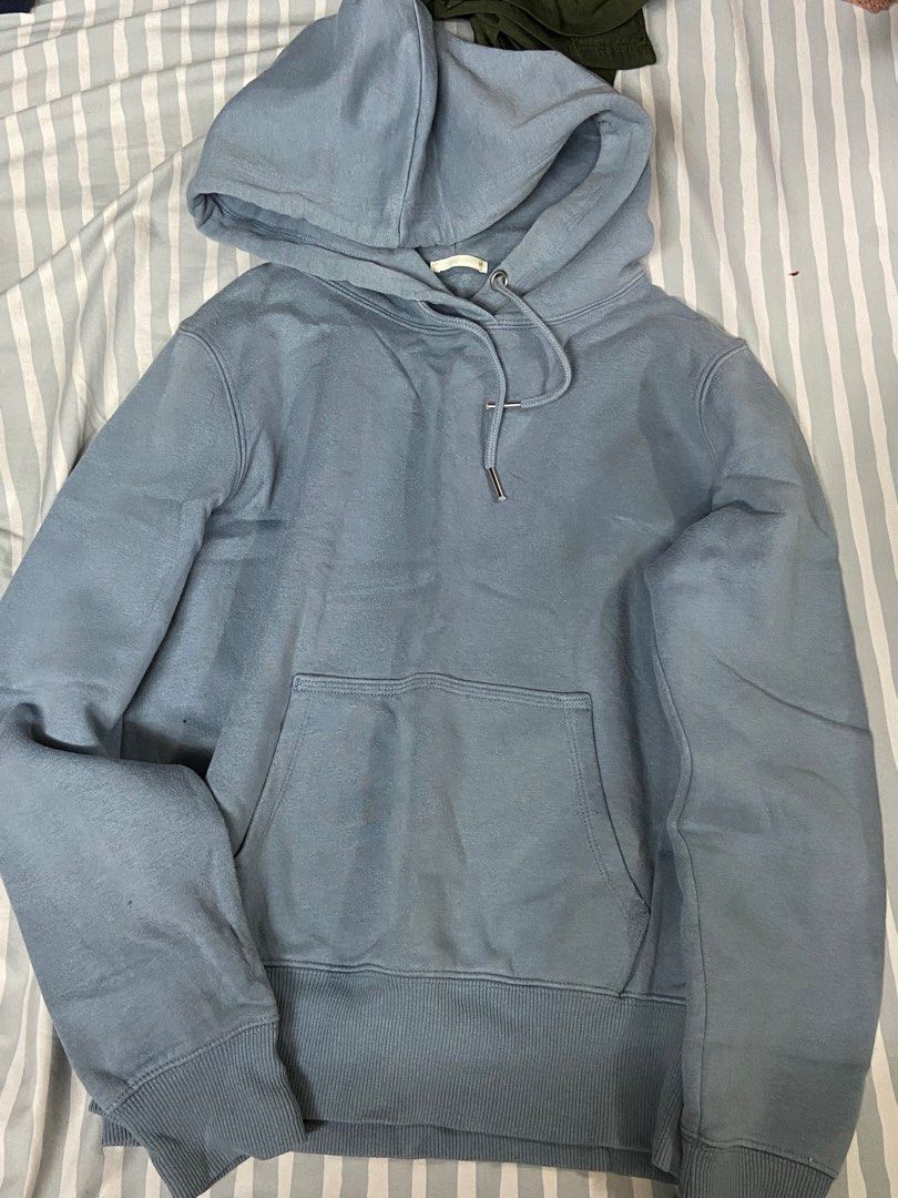 UNIQLO HOODIE (Category: Coats, Jackets and Outerwear) located in Malabon City. Submitted by micxco (Listing ID 1363146845, Image 1). Description: .
