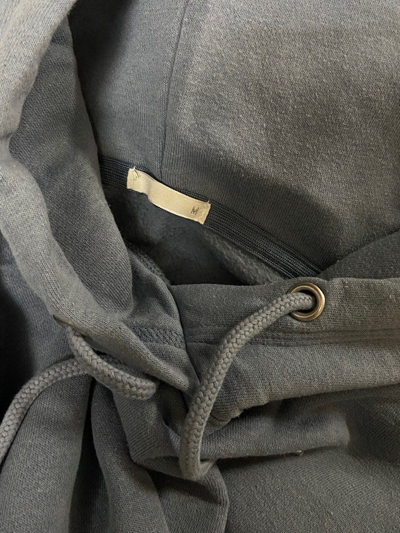 UNIQLO HOODIE (Category: Coats, Jackets and Outerwear) located in Malabon City. Submitted by micxco (Listing ID 1363146845, Image 2). Description: .