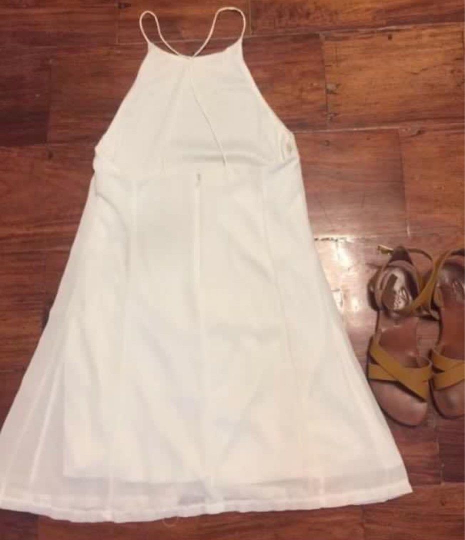 White backless dress (Category: Dresses) located in Muntinlupa City. Submitted by phrque (Listing ID 1363103769, Image 3). Description: WW (last pic).