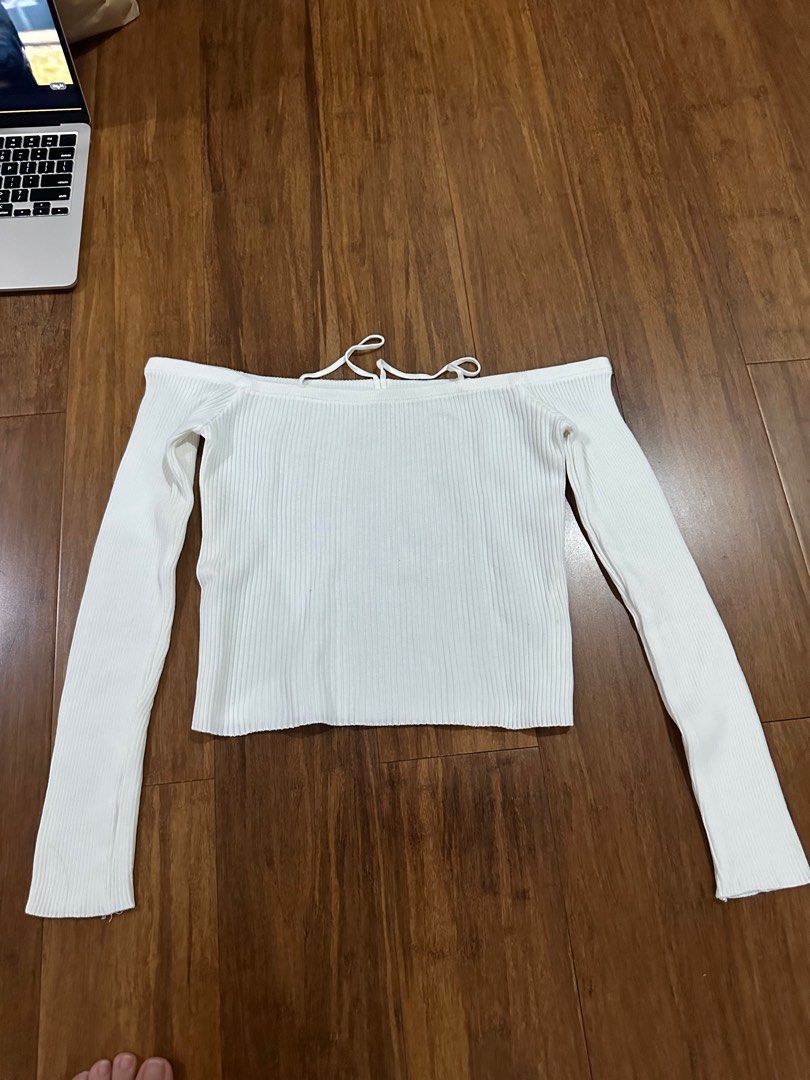 white tube longsleeve top (Category: Longsleeves) located in Quezon City. Submitted by grwme (Listing ID 1363112995, Image 1). Description: ★ wts ★ size: S-M ❗️Read❗️ - message to avail - total + sf - MOP: GCASH / BDO - MOD: sdd (lalamove / grab), ggx - dm for more pics - no returns - rfs: decluttering - less Php30 sf for 3 or more items .