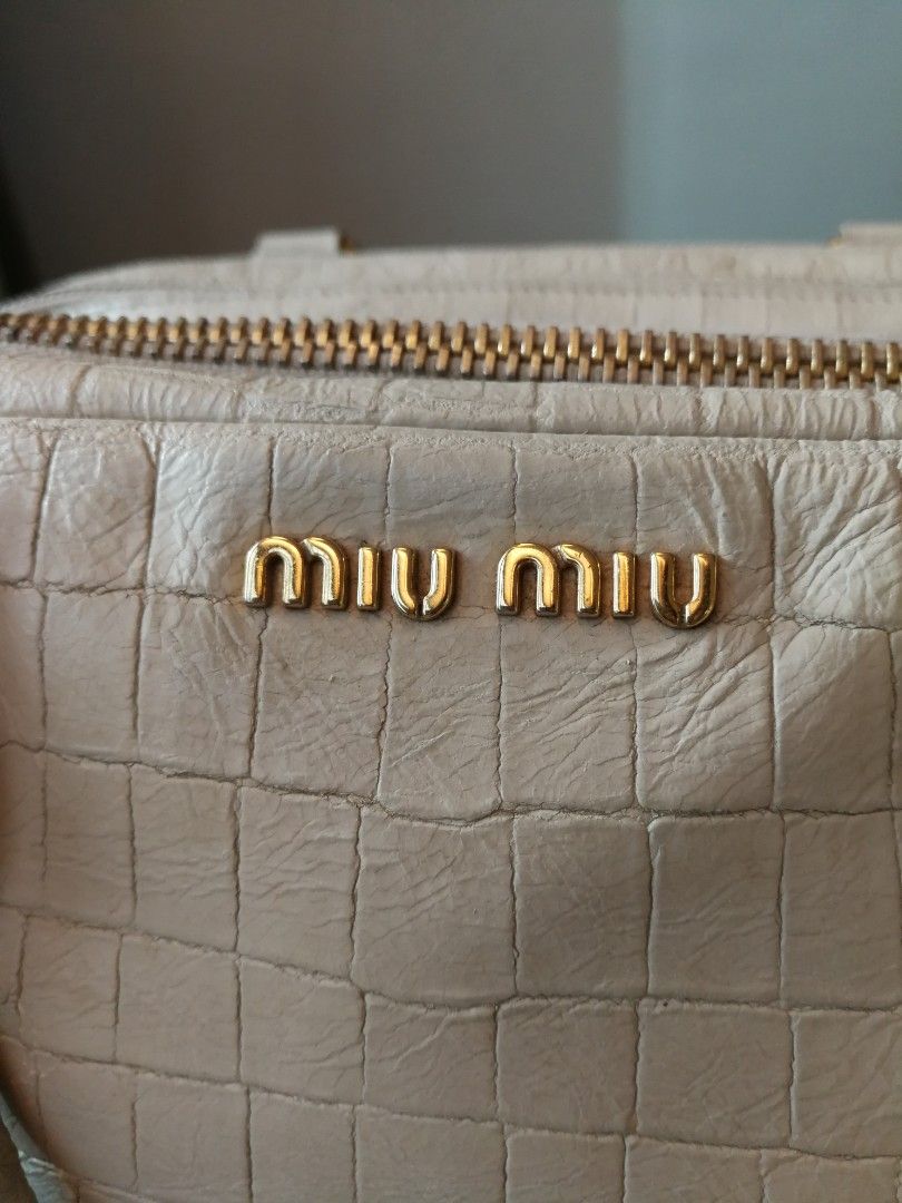 💯 Authentic MIU MIU Off-White Croc Embossed Bowling Bag (Category: Luxury Bags & Wallets) located in Taguig. Submitted by cathiecute (Listing ID 1363223582, Image 2). Description: ✨Authentic MIU MIU White Croc Embossed Bowling Bag 💯 •Money Back Guaranteed 💯👌 •Used but not abused •Good as New •Color OFF WHITE •NO STRAP •NO DUST BAG •NO CARDS •Bag only •Restored and cleaned at Doctor Leather Glorietta5 •w/ a MINOR flaw stain can be seen on the 