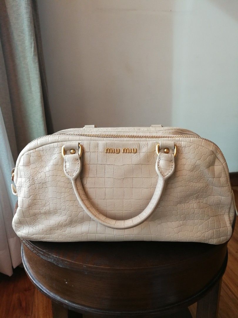 💯 Authentic MIU MIU Off-White Croc Embossed Bowling Bag (Category: Luxury Bags & Wallets) located in Taguig. Submitted by cathiecute (Listing ID 1363223582, Image 1). Description: ✨Authentic MIU MIU White Croc Embossed Bowling Bag 💯 •Money Back Guaranteed 💯👌 •Used but not abused •Good as New •Color OFF WHITE •NO STRAP •NO DUST BAG •NO CARDS •Bag only •Restored and cleaned at Doctor Leather Glorietta5 •w/ a MINOR flaw stain can be seen on the 