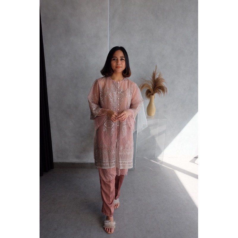 [AIMEE] Mima tunik one set baju kondangan (Kategori: Atasan) berada di Jakarta Selatan. Dikirim oleh minie_wear (ID iklan 1363203312, Gambar 1). Deskripsi: 1x pakai Outer & Pants saja (tidak termasuk inner) Warna Dusty Pink All size.