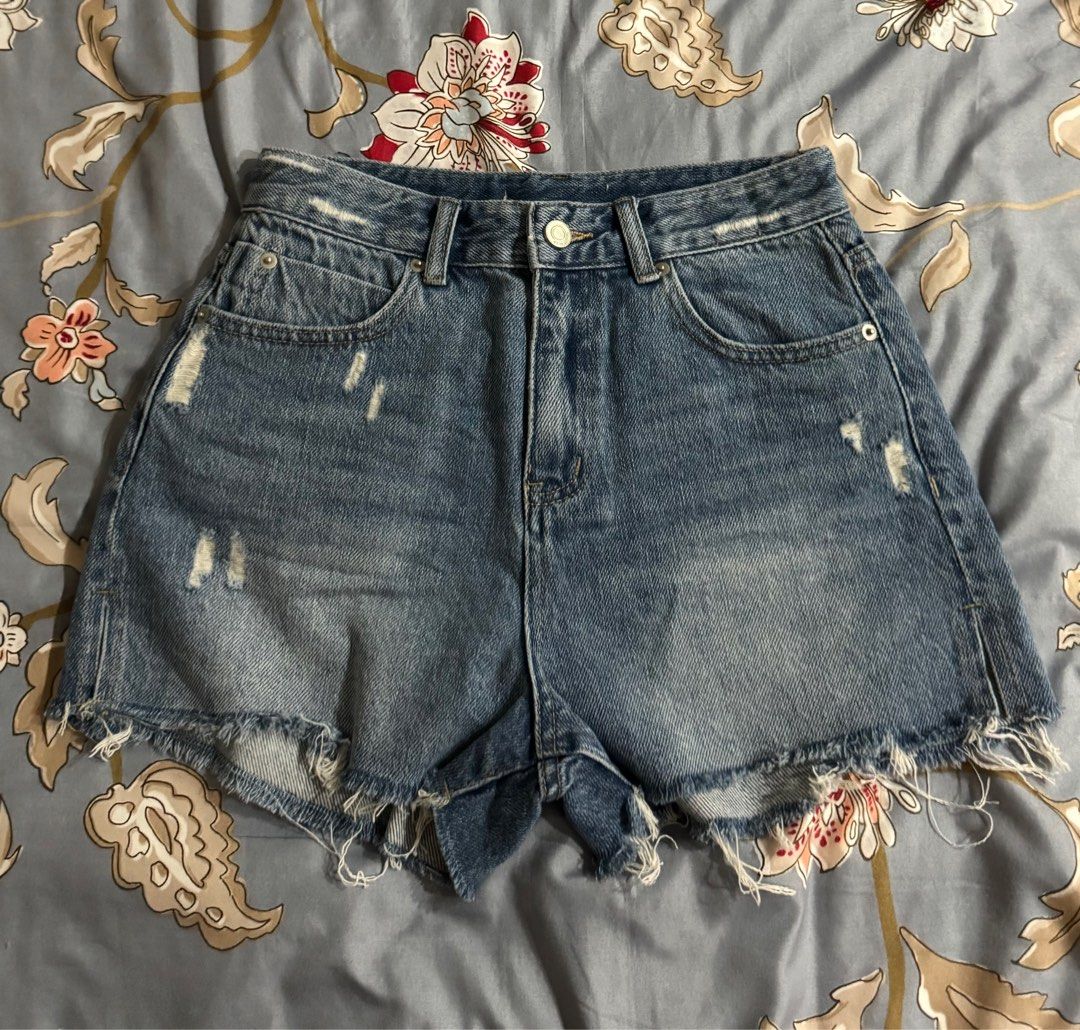 Alexander Wang cut-off shorts (Category: Shorts) located in Davao. Submitted by kitdlr (Listing ID 1363303813, Image 1). Description: Size 28.