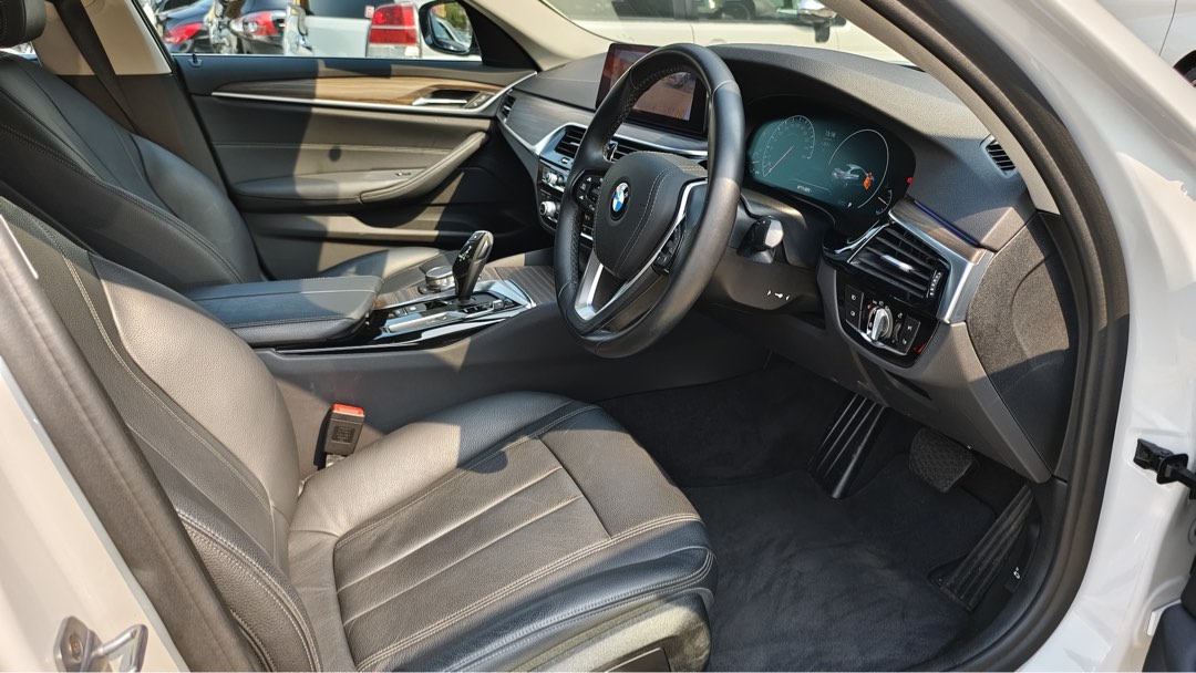 BMW 520i Luxury (A)62863127863299112