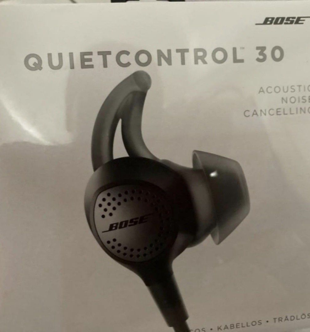 Bose headset (Category: Headphones & Headsets) located in Singapore. Submitted by blessedvtaj (Listing ID 1363300749, Image 1). Description: .