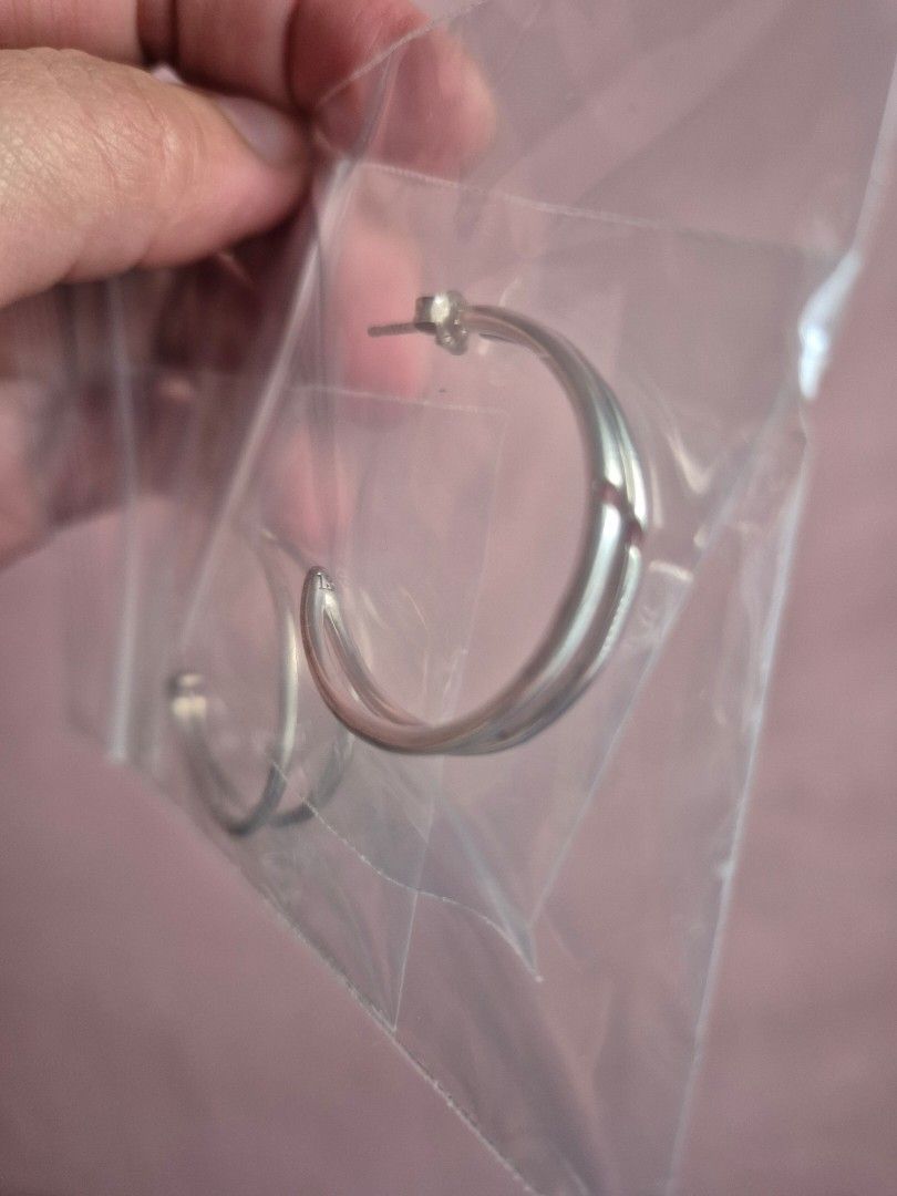 BTS AMC Jimin Red Carving Earring (Category: Earrings) located in Quezon City. Submitted by mc.sam (Listing ID 1363205309, Image 2). Description: Unused but taken out of the ziplock bags Complete inclusions Selling for 6k in the BTS Space Pop Up in MOA (last photo) MOP: GCash/BPI/BDO/Metrobank MOD: J&T (non-COD) GrabExpress/Lalamove (c/o buyer).